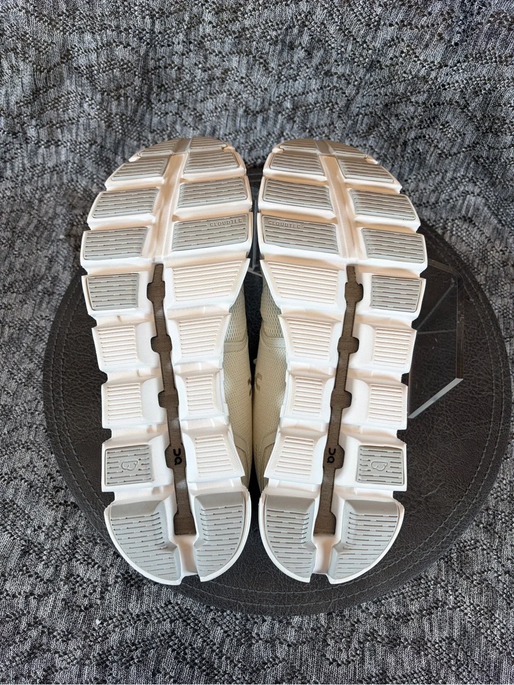 On Cloud 5 running shoes Women's 9.5 Ice / White - Picture 6 of 7